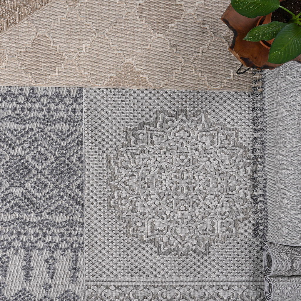 Guros - 6' X 9' Traditional Indoor / Outdoor Area Rug - White