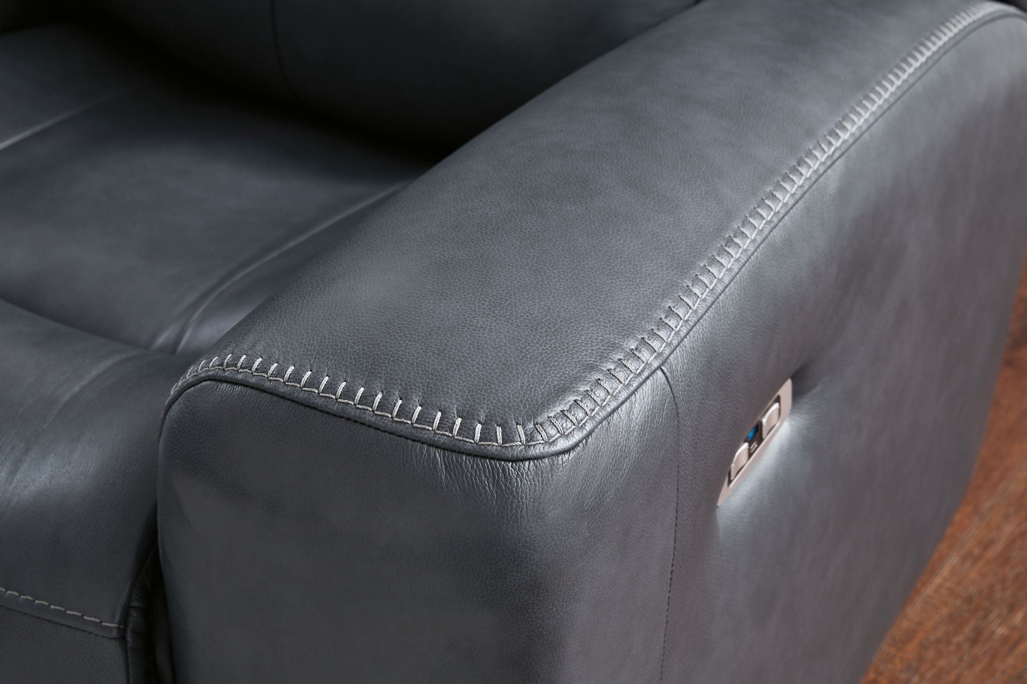 Bexhurst - Power Reclining Loveseat With Console / Adjustable Headrest