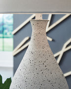 Wyattford - Metal Table Lamp - White / Black