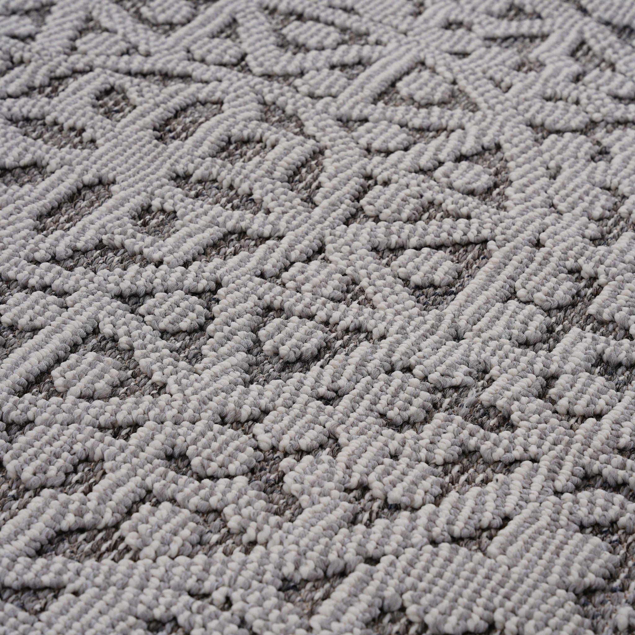 Guros - 6' X 9' Medallion Indoor / Outdoor Area Rug - Gray / White