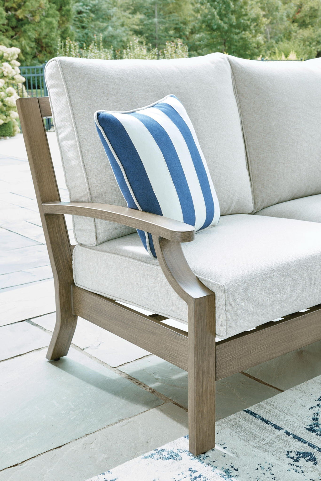 Rainier Ranch - Loveseat With Cushion - Brown / Beige