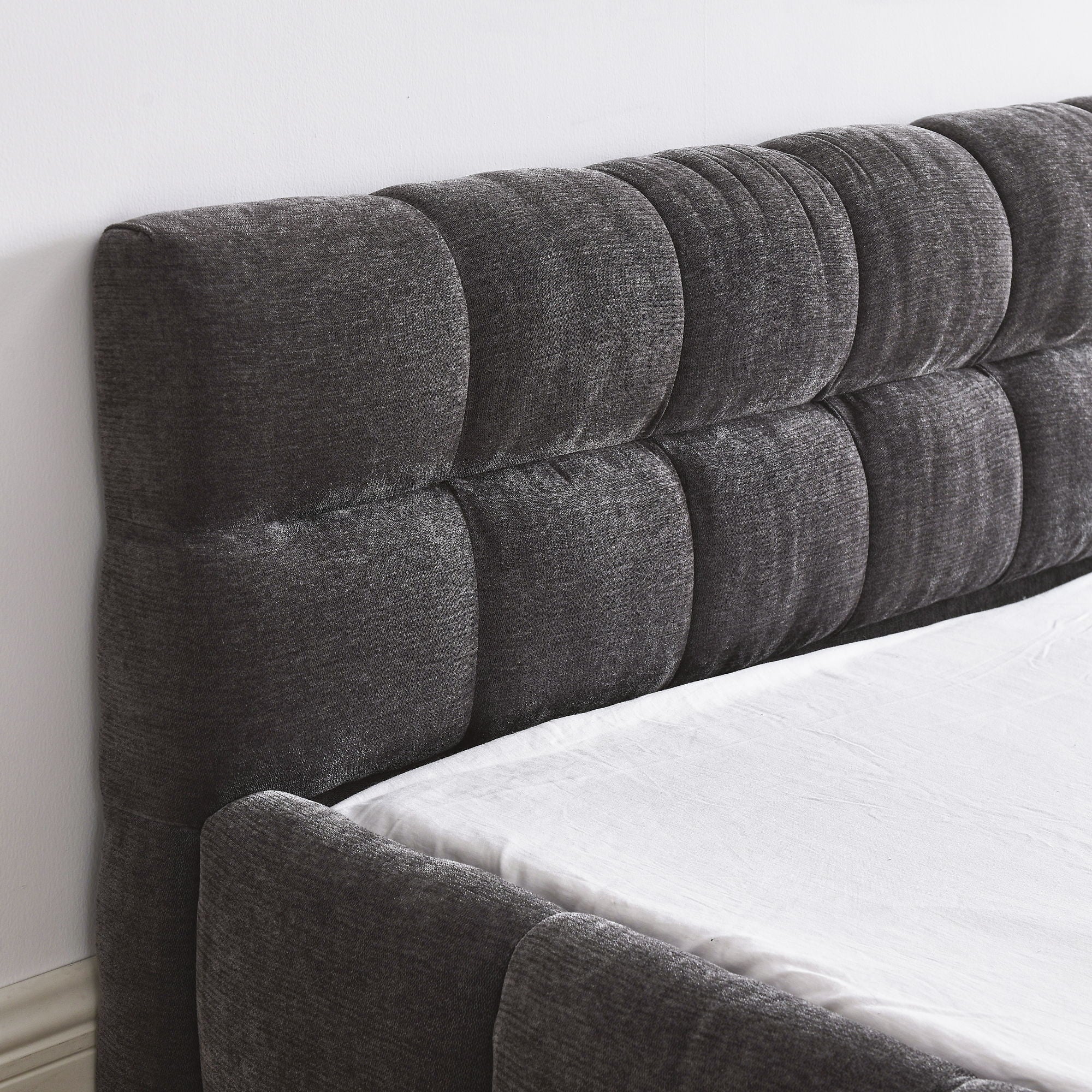 Modern Platform Bed Frame With Thick Fabric